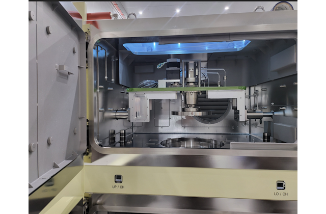 Наклоняемый и вращающийся подложкодержатель в верхней камере